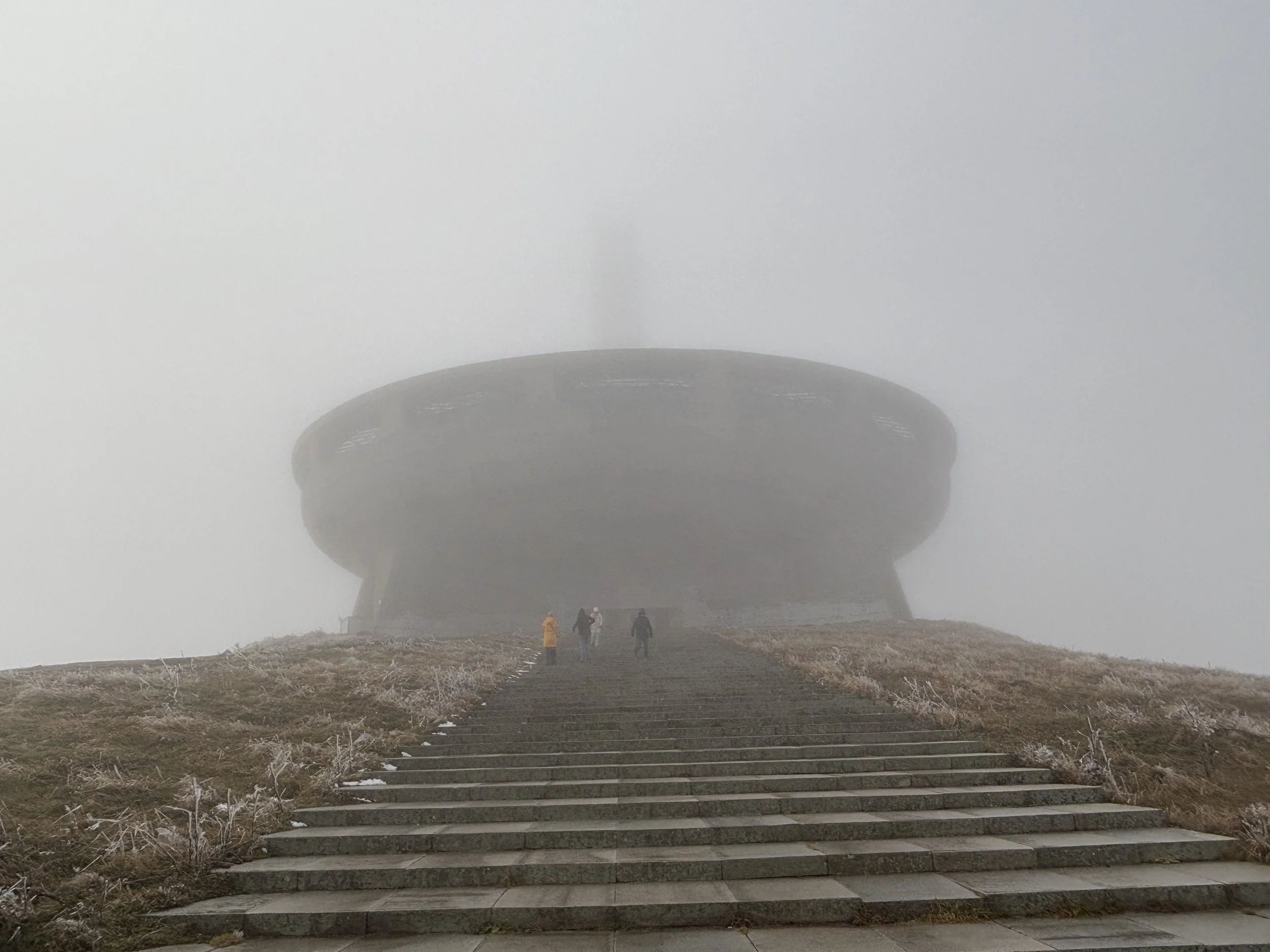 Yuzta erkak qizning ogziga sperma quydi.